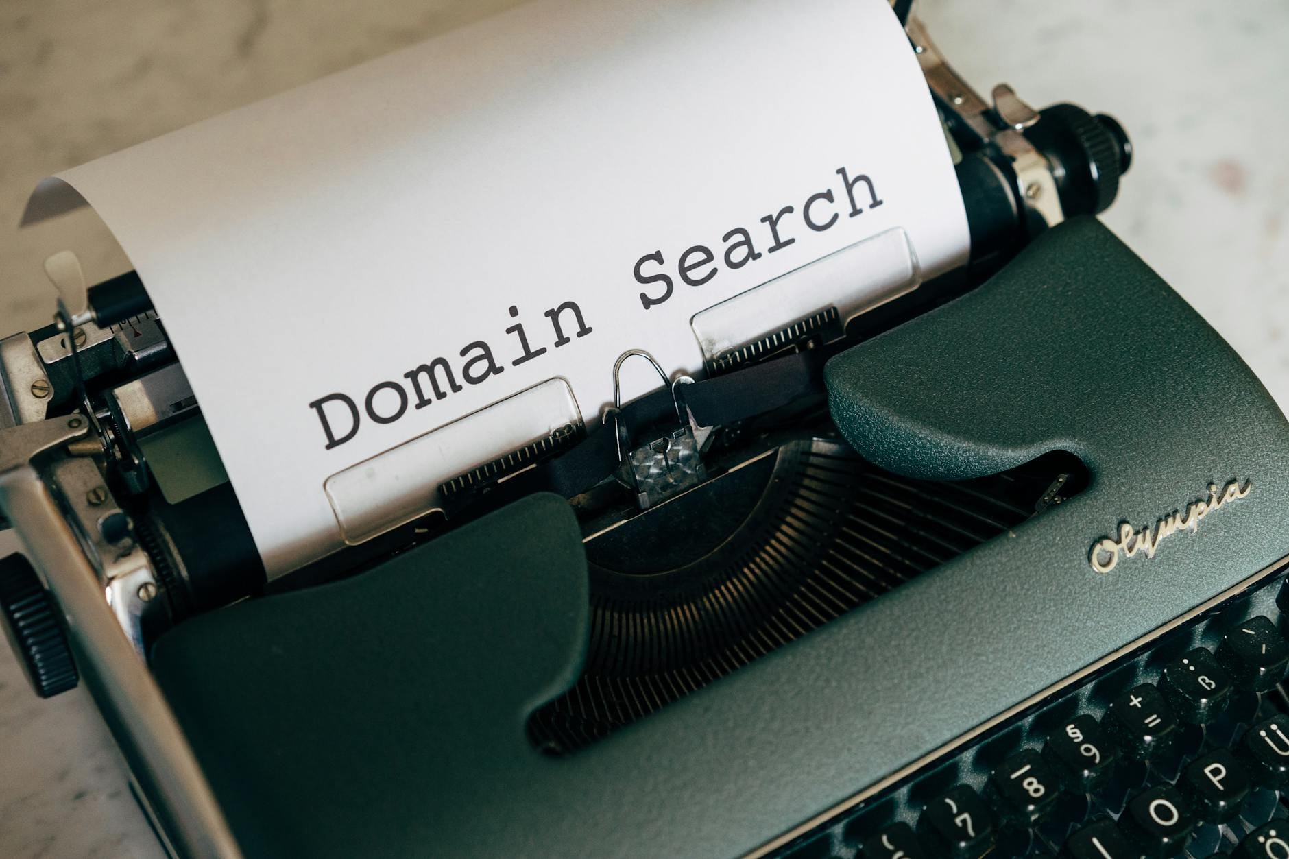 pengaruh backlink ke ranking - Close-up of a vintage typewriter with paper displaying 'Domain Search' text for conceptual design.