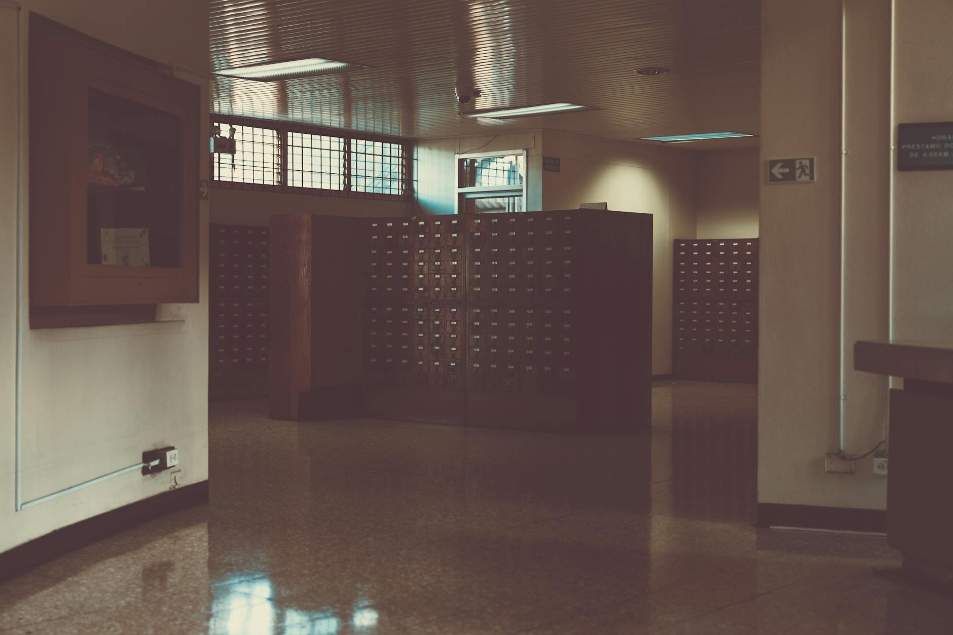 proses indexing - A dimly lit old library card catalog area in San José, Costa Rica.