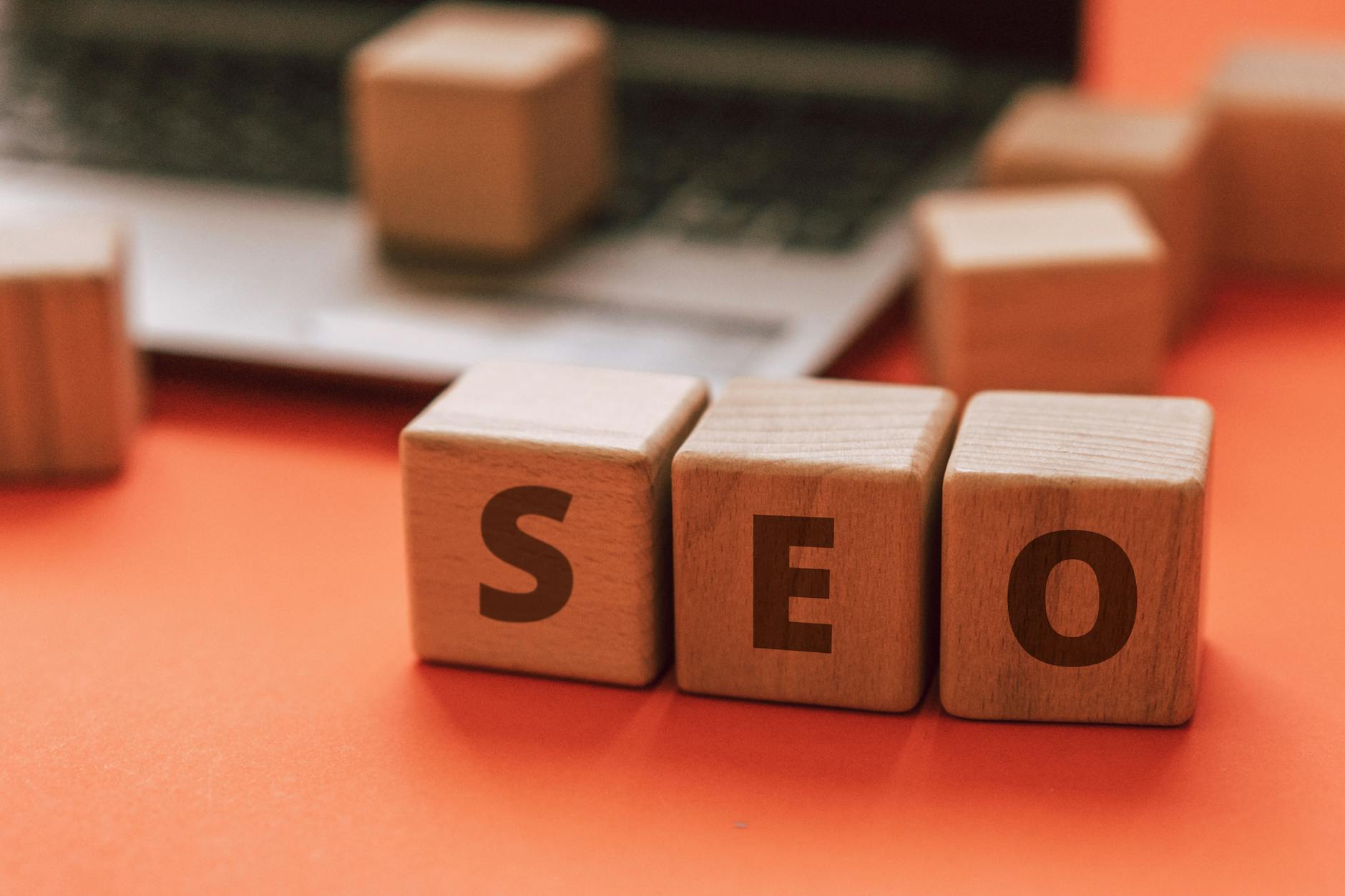 pemetaan keyword SEO - Wooden blocks spelling SEO on a laptop keyboard convey digital marketing concepts.