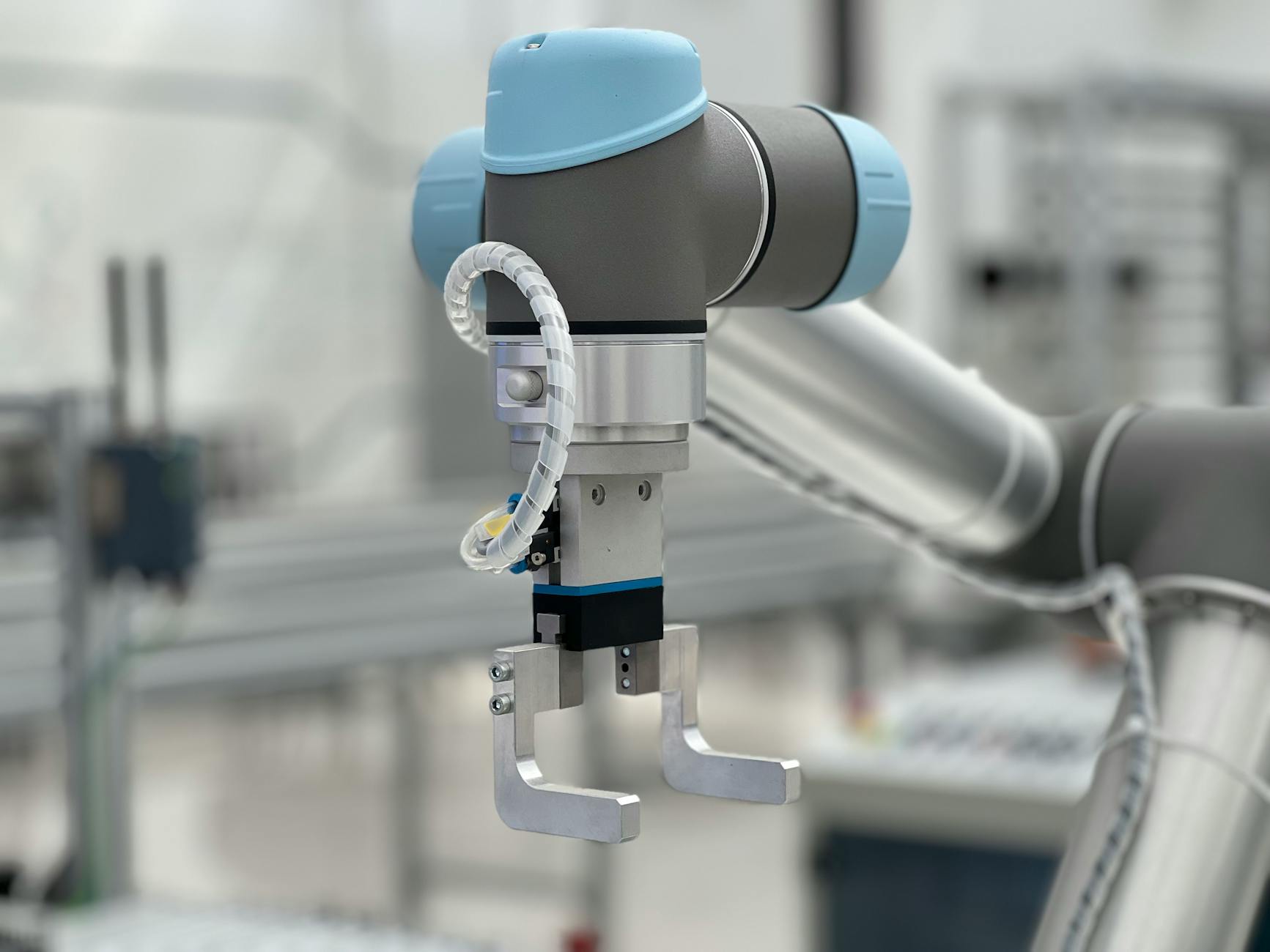 LCP lambat - Close-up of a robotic arm in a modern industrial environment, highlighting technology.