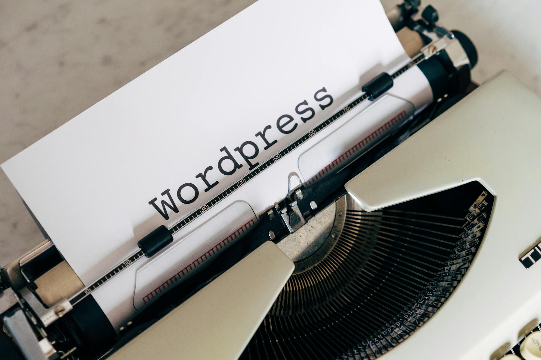 readability SEO WordPress - Close-up of a vintage typewriter with a paper displaying 'WordPress', ideal for blogging and writing concepts.